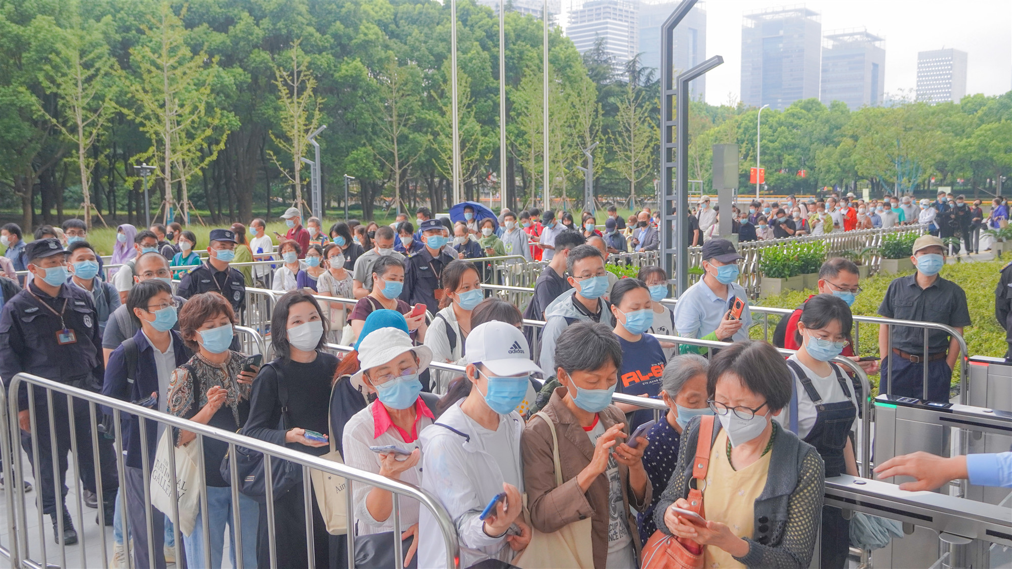 下午14:00，上海市民正在排隊(duì)等待上圖東館開放（陳楠攝）